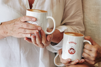 deux personnes tiennent un Mug Constellation Verseau en céramique dans leurs mains