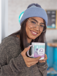 jeune femme qui tient un Mug Éclat Astral Balance en céramique rose