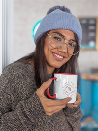 jeune femme à lunettes qui tient un Mug Constellation Scorpion rouge