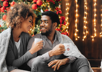 jeune couple amoureux avec un Mug Constellation Verseau en céramique dans les mains