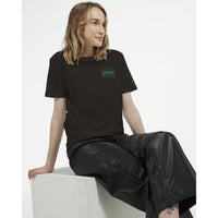 jeune femme assise vêtue d'un T-shirt Vintage AstralChic Balance brodé noir