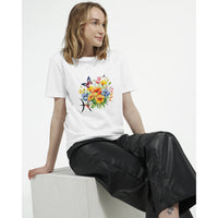 femme assise portant un T-shirt Bouquets de Printemps Poissons blanc