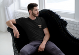 homme de face assis dans un fauteuil et portant un T-shirt Amoureux des Étoiles noir