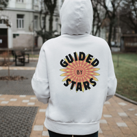 femme de dos vêtue d'un Sweat à capuche Guided by Stars blanc