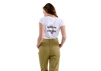 femme de dos portant un T-shirt Harmonie Cosmique blanc