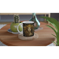 Mug  Éclat Céleste Vierge posé sur une table à côté d'un cactus