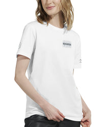 femme qui porte un T-shirt Vintage Aquarius Brodé blanc