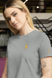 jeune femme tatouée vêtue d'un T-shirt Doux Destin Gémeaux Brodé
