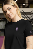 femme souriante vêtue d'un T-shirt Doux Destin Scorpion Brodé