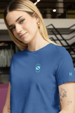 femme souriante vêtue d'un T-shirt Doux Destin Poissons Brodé