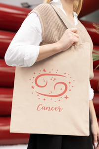 femme qui tient un Sac Zodiaque Impérial Cancer côté signe visible