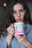 jeune femme avec un Mug Éclat Astral Balance en céramique blanc dans les mains