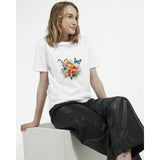 femme assise vêtue d'un T-shirt Bouquets de Printemps Bélier blanc