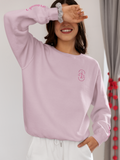 jeune femme qui cache ses yeux vêtue d'un Sweat-shirt Doux Destin Balance rose Brodé