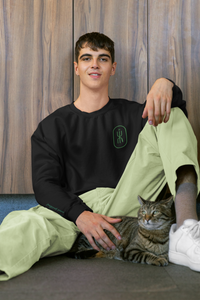 jeune homme assis avec son chat vêtu d'un Sweat-shirt JŮNI Brodé noir