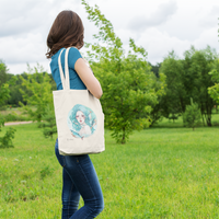 marie qui porte en bandoulière le tote-bag-stellara-pisces-