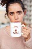 jeune femme pensive qui porte un Mug Constellation Scorpion blanc à la bouche