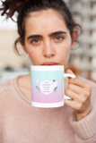 femme qui pense avec un Mug Éclat Astral Verseau en céramique à la main