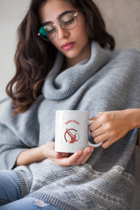 jeune femme à lunettes qui réfléchit en tenant un Mug Constellation Sagittaire