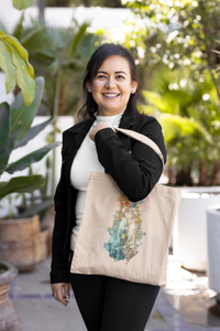 femme qui tient en bandoulière un Sac Zodiaque Impérial Gémeaux naturel côté femmes