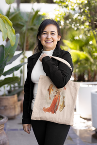 femme qui tient un Sac Zodiaque Impérial Poissons naturel en bandoulière