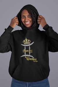 une femme enfilant un sweat à capuche golden gemini queen noir dans un studio