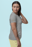 femme au bras tatoué vêtue d'un T-shirt Doux Destin Gémeaux Brodé 