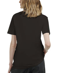 femme de dos portant un T-shirt Vintage Libra Brodé noir