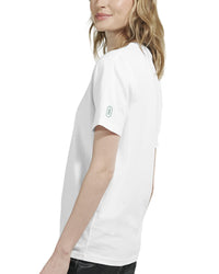 femme de profil vêtue d'un T-shirt Vintage Libra Brodé blanc