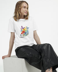 femme assise vêtue du T-shirt Bouquets de Printemps Balance blanc