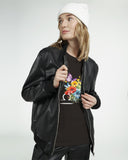 femme vêtue d'un blouson et d'un T-shirt Bouquets de Printemps Balance noir