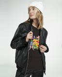 femme qui porte un blouson et un T-shirt Bouquets de Printemps Poissons noir