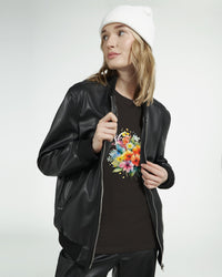 femme qui porte un blouson et un T-shirt Bouquets de Printemps Bélier noir