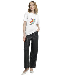 femme debout vêtue d'un T-shirt Bouquets de Printemps Balance blanc