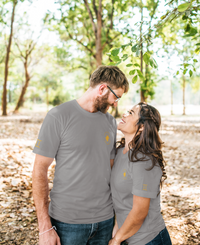 jeune couple se souriant vêtu d'un T-shirt Doux Destin Gémeaux Brodé