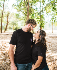 jeune couple se souriant vêtu d'un T-shirt Doux Destin Scorpion Brodé