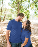 jeune couple se souriant vêtu d'un T-shirt Doux Destin Vierge Brodé