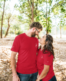 jeune couple se souriant vêtu du T-shirt Doux Destin Bélier brodé