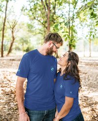 jeune couple se souriant vêtu d'un T-shirt Doux Destin Poissons Brodé