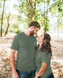 jeune couple souriant l'un à l'autre vêtu du t-shirt Doux Destin Taureau brodé