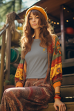 femme dans une tenue inspirée des années 90 vêtue d'un T-shirt Doux Destin Gémeaux Brodé