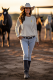 jeune femme qui marche au milieu de chevaux vêtue d'un Sweat-shirt Doux Destin Lion Brodé