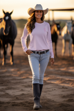 jeune femme qui marche près de chevaux vêtue d'un Sweat-shirt Doux Destin Balance rose Brodé