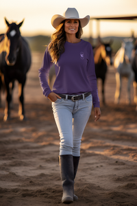 jeune femme qui marche dans un hara vêtue d'un Sweat-shirt Doux Destion Scorpion Brodé