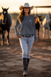 jeune femme qui marche au milieu des chevaux vêtue d'un Sweat-shirt Doux Destin Verseau Brodé