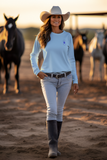 jeune femme qui marche dans un hara vêtue d'un Sweat-shirt Doux Destin Vierge Brodé