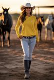 jeune femme qui marche au milieu des chevaux vêtue d'un Sweat-shirt Doux Destin Gémeaux Brodé