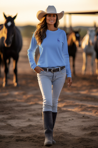 jeune femme qui marche au milieu des chevaux vêtue d'un Sweat-shirt Doux Destin Sagittaire Brodé