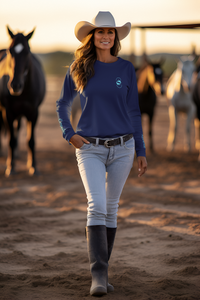 jeune femme qui marche au milieu des chevaux vêtue d'un Sweat-shirt Doux Destin Poissons Brodé