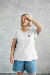 femme vue de face portant un T-shirt Harmonie Cosmique blanc